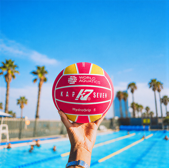 Pelota KAP7 HydroGrip 5 en la piscina